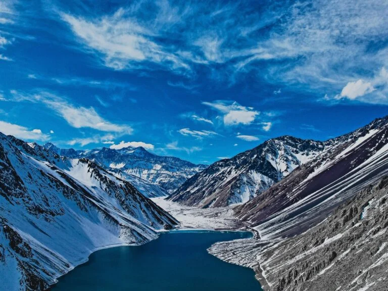 Montanhas nevadas e um lago na cordilheira dos Andes, no Chile.