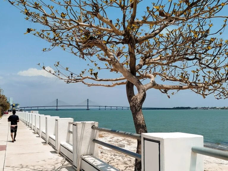 Calçadão e a ponte Aracaju-Barra dos Coqueiros