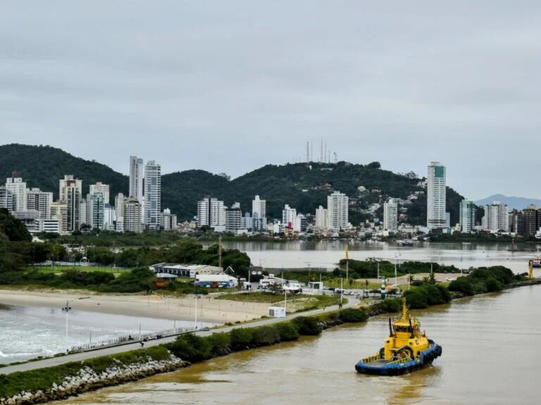 Barra Sul e o rio Camboriú
