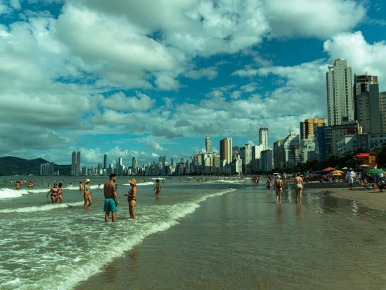 Praia Central com os prédios da orla