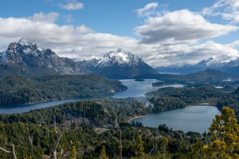 Montanhas com neve e lagos em Bariloche