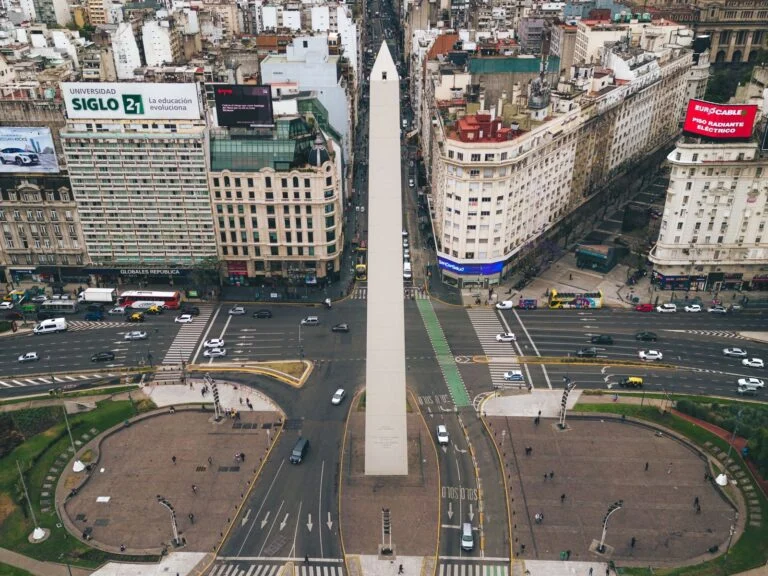 O Obelisco e a Avenida 9 de Julho