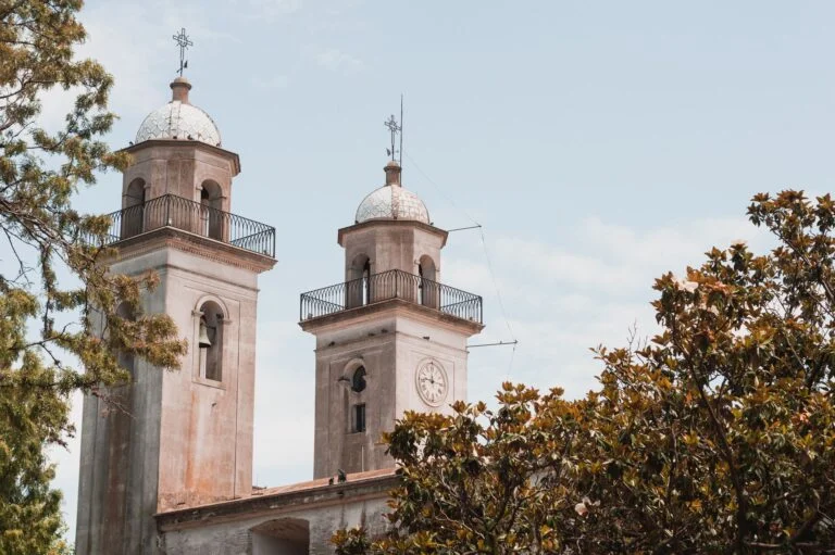Torres da Basílica do Santíssimo Sacramento, em Colonia del Sacramento