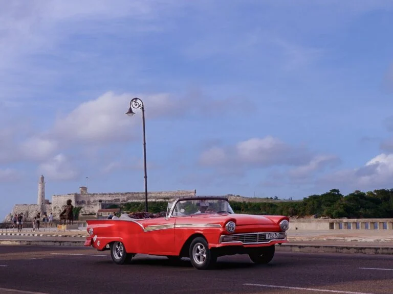 Conversível no Malecón, no fim da tarde
