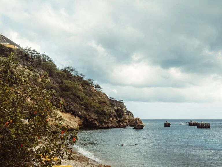 Praia com espreguiçadeiras