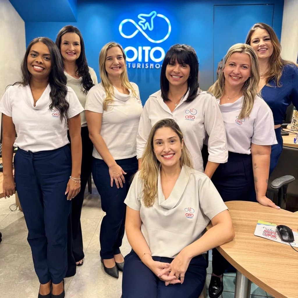 A equipe da Oito Turismo na loja do BH Shopping