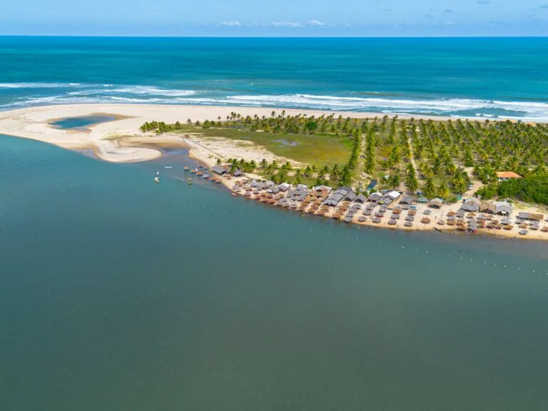 Cumbuco: a praia e a lagoa entre as dunas