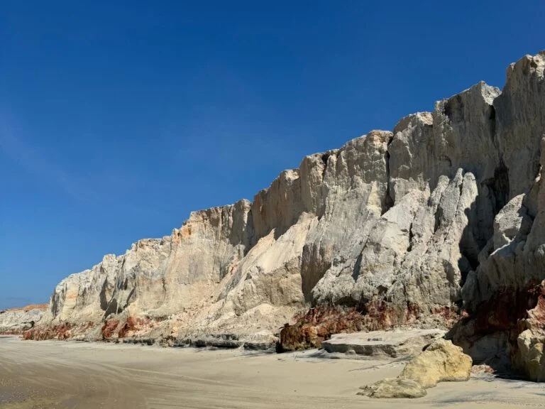 Morro Branco: o labirinto de falésias