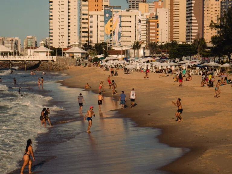 Fim de tarde na praia, com a orla ao fundo