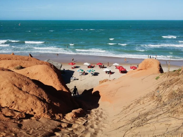 Canoa Quebrada: as falésias vermelhas e a praia