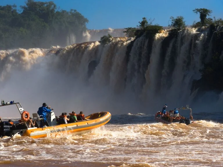 De barco até as quedas