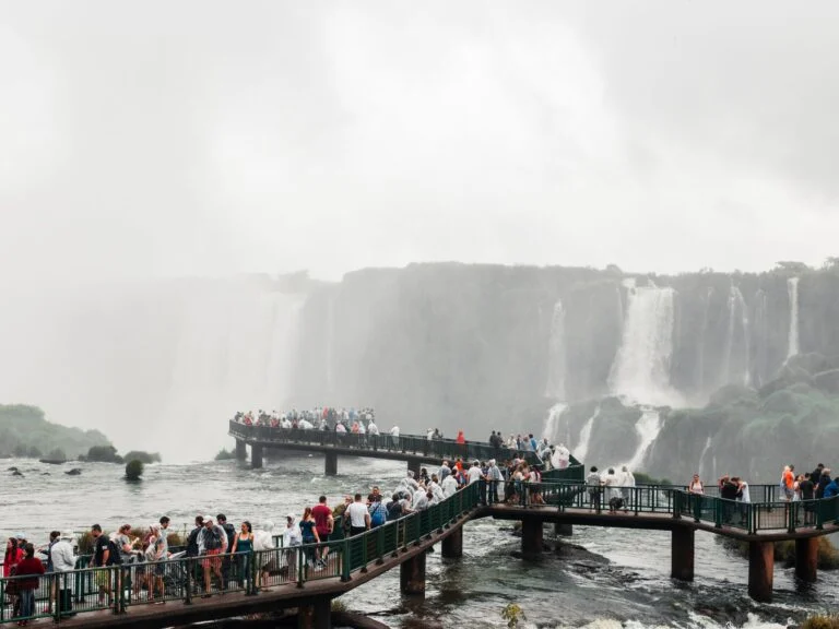 A passarela sobre o rio