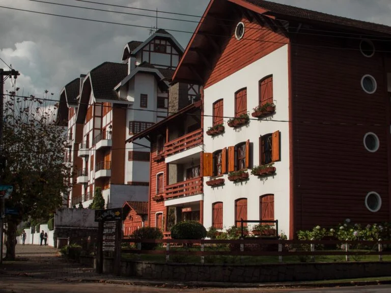 As casas de estilo alpino do centro de Gramado