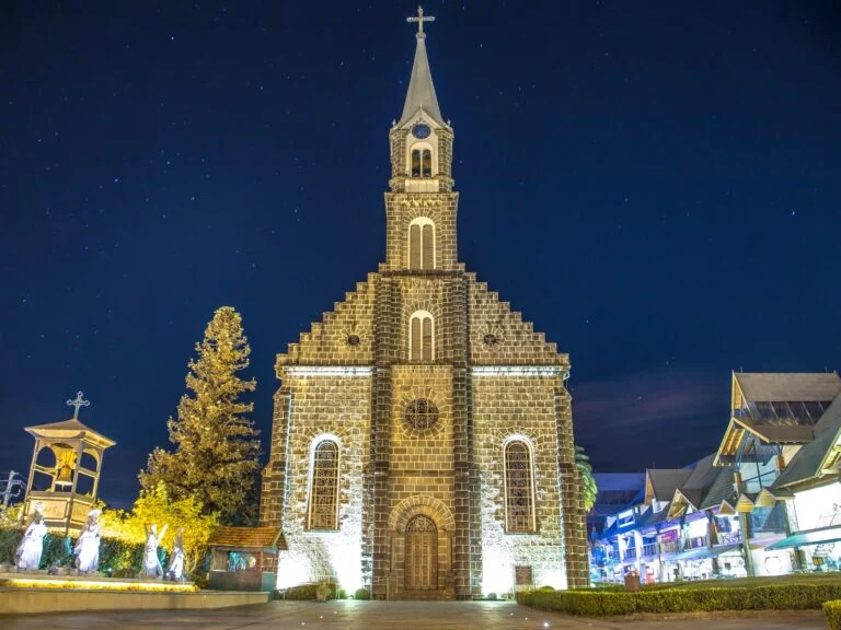 A Catedral de Pedra de Canela, iluminada à noite