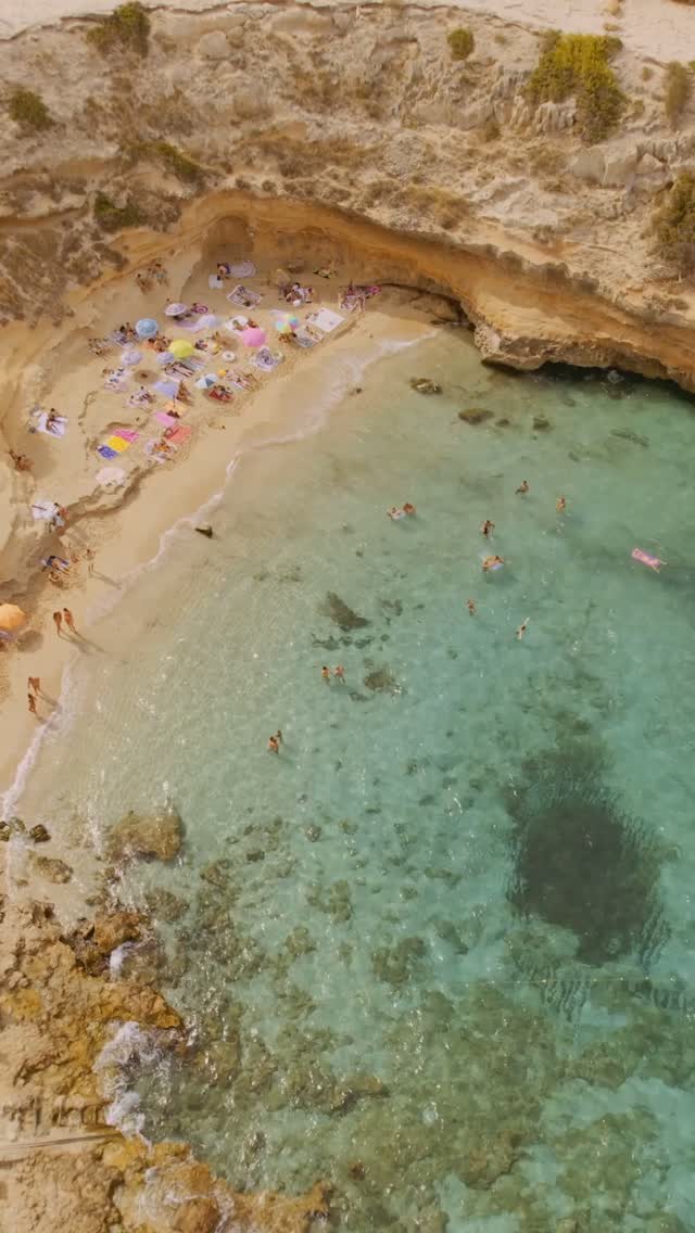 Ibiza tem uma reputação. Mas quem vai pra lá descobre que ela é muito mais do que isso 🌊☀️ Praias com água tra