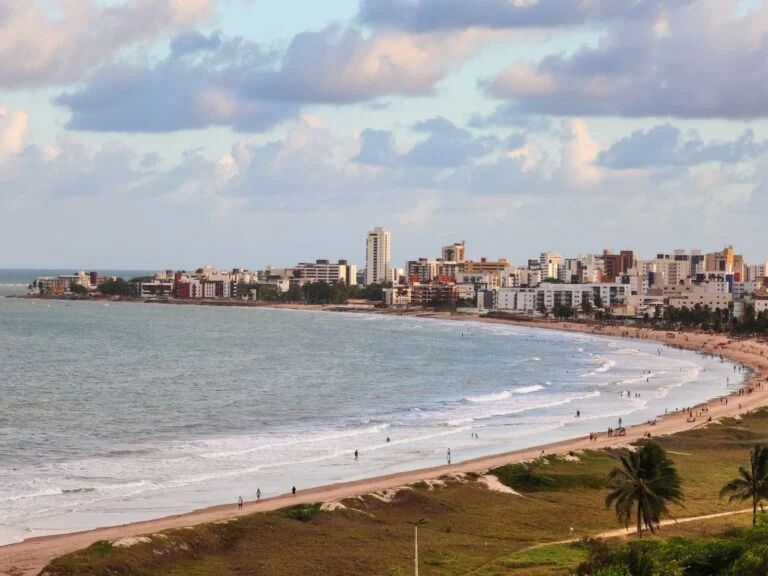 A curva da orla de João Pessoa vista do alto.
