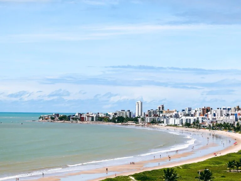 A praia e os prédios da orla de João Pessoa vistos do alto.