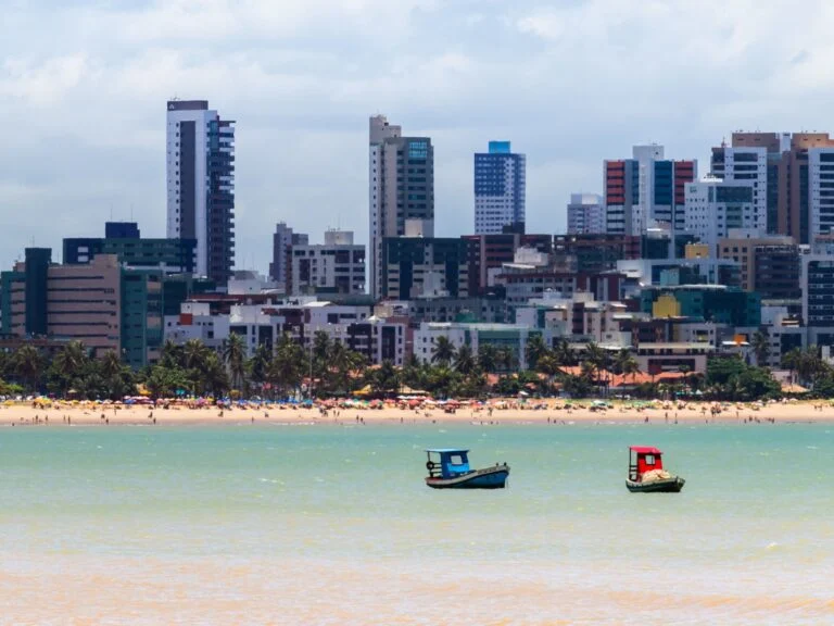 Barcos na água em frente aos prédios da orla de Tambaú.