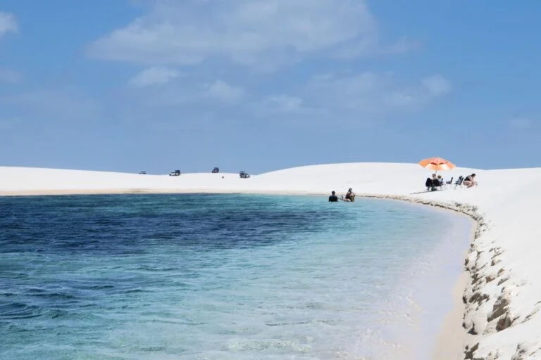 Lagoa de água azul nos Lençóis Maranhenses