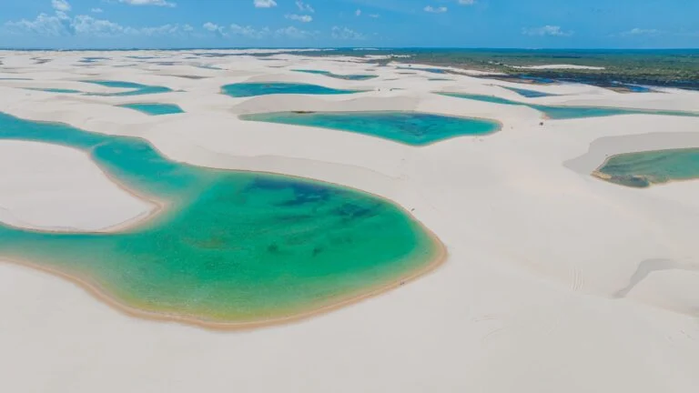 Lagoas azuis entre as dunas brancas dos Lençóis
