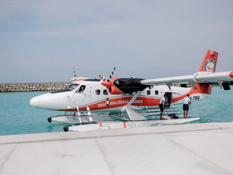 O hidroavião que leva do aeroporto ao resort