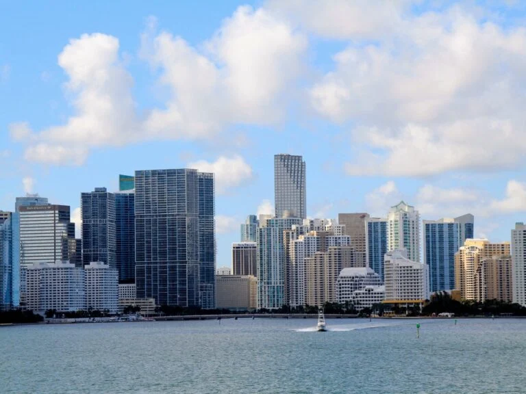 Brickell e o Downtown vistos da baía