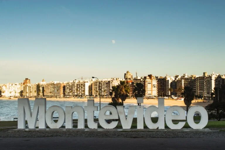 Letreiro de Montevidéu na praia de Pocitos