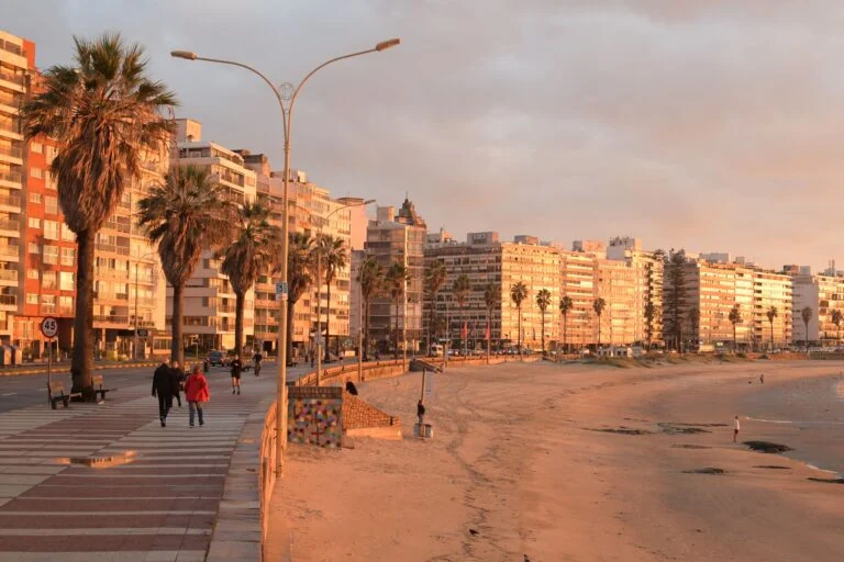 A Rambla de Montevidéu ao pôr do sol