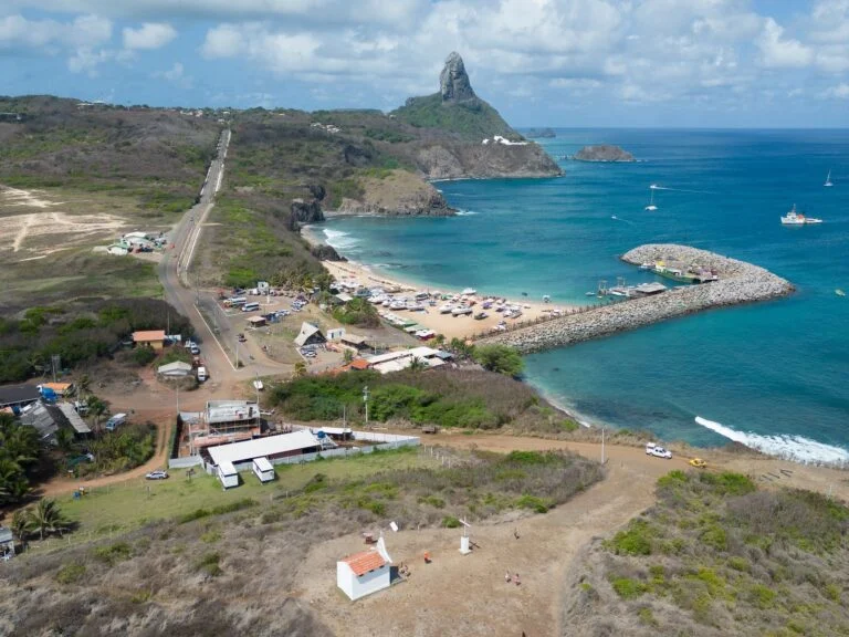 A ilha vista de cima: vila, porto e Morro do Pico