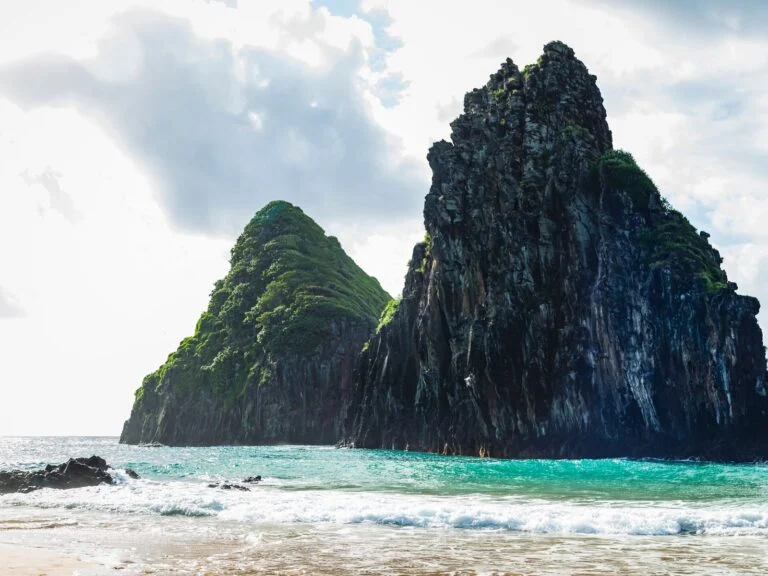 O Morro Dois Irmãos, o cartão-postal de Noronha