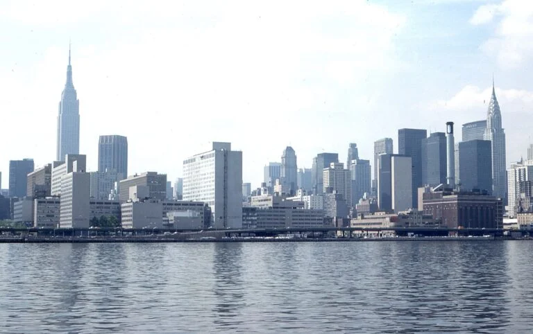 Os arranha-céus de Manhattan vistos do rio
