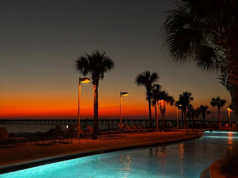 Pôr do sol na piscina, com palmeiras