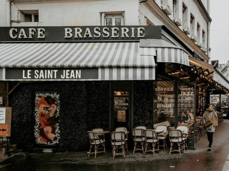 Café de bairro, com mesas na calçada