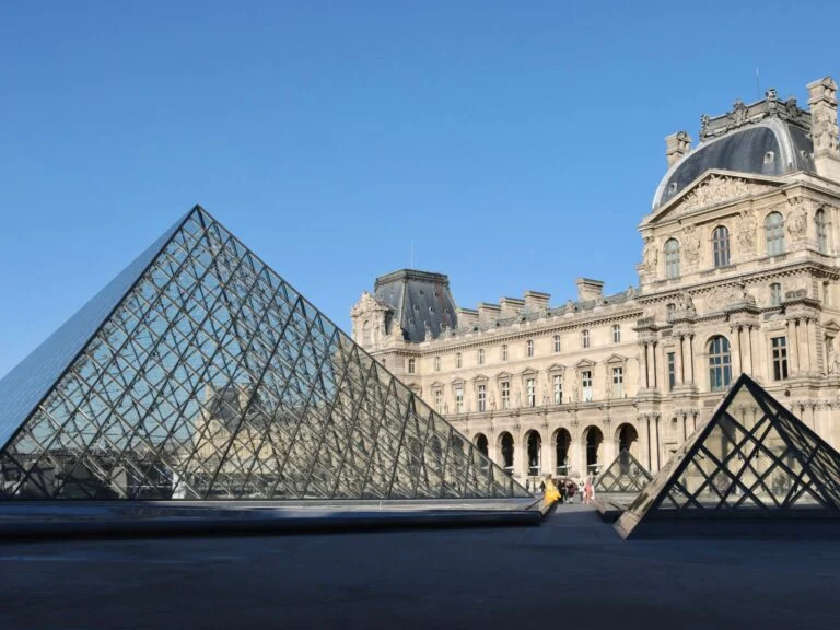 A pirâmide do Louvre