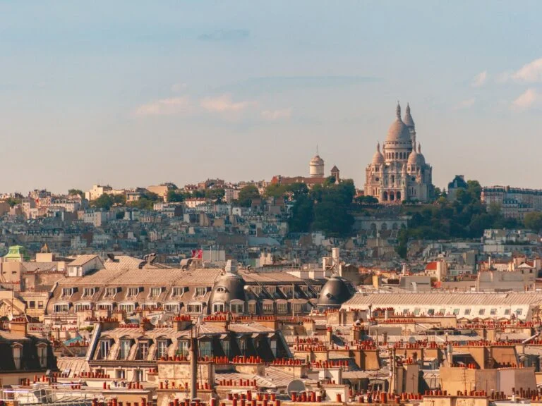 O Sacré-Cœur acima dos telhados