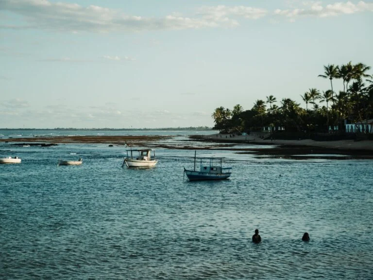 Barcos na maré baixa da Praia do Espelho