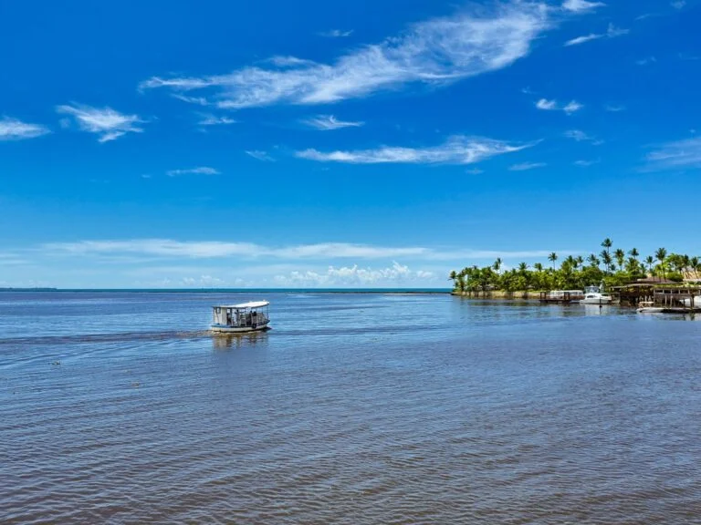 O mar de Porto Seguro, calmo e morno o ano inteiro