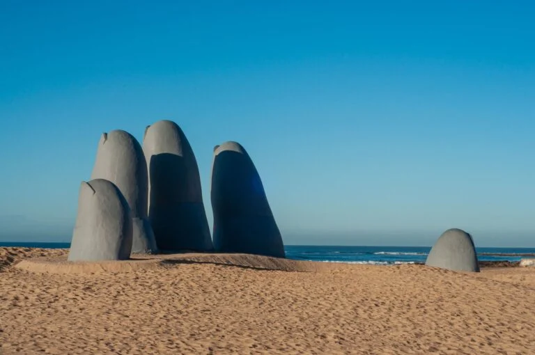 A escultura da mão na praia Brava, em Punta del Este