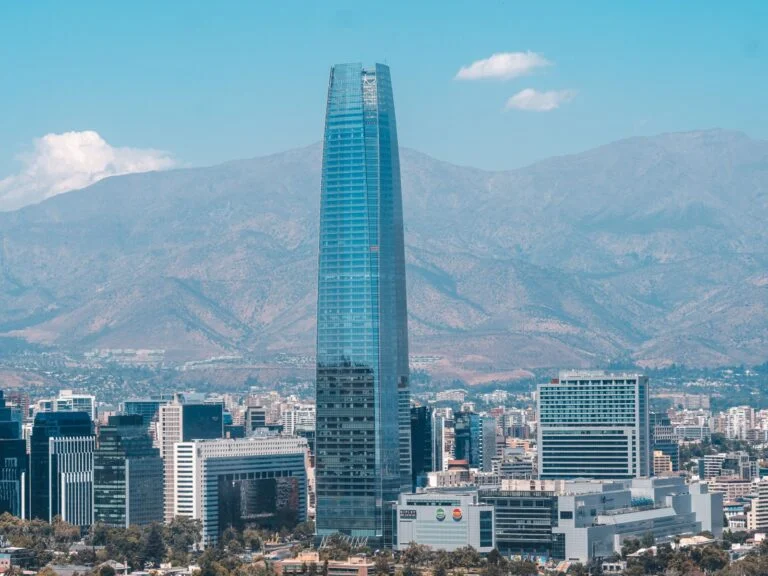 A torre do Costanera Center, em Santiago, com as montanhas ao fundo.