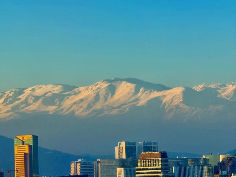 Os prédios de Santiago e a cordilheira dos Andes.