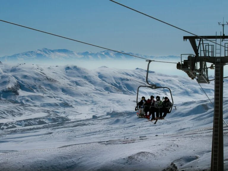 Teleférico sobre a neve, na cordilheira perto de Santiago.