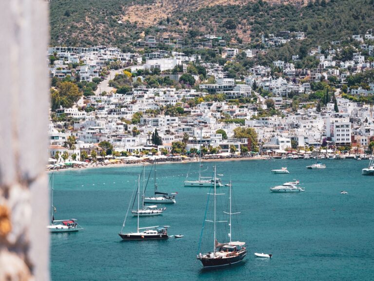 Bodrum, no Egeu: casas brancas e mar azul