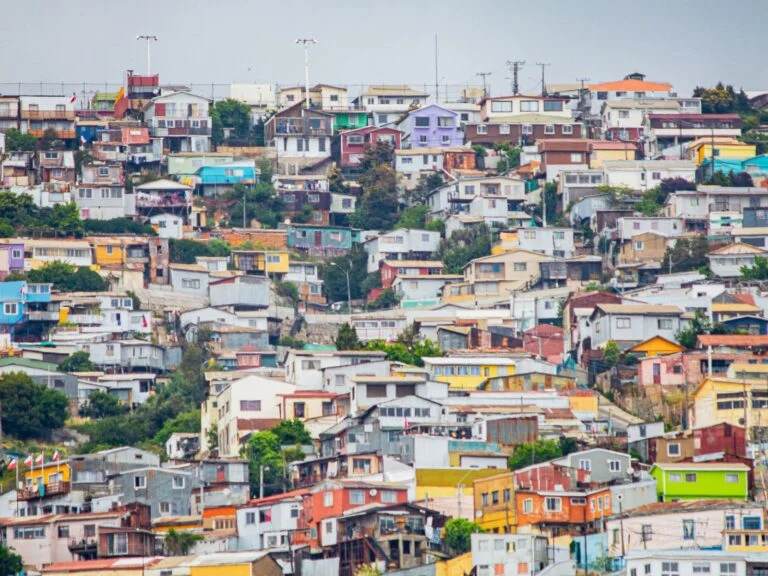 Os morros com casas coloridas de Valparaíso, no Chile.