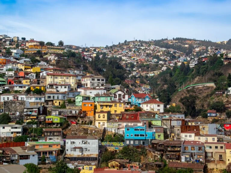 Os telhados e as casas dos morros de Valparaíso.